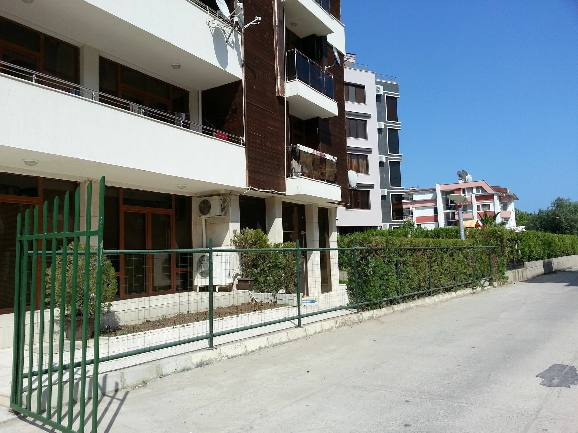 Eden - Menada Apartments Pantai Sunny Bagian luar foto